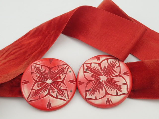 1930s Red Plastic Buckle Belt | Carved Flowers Shimmery  display picture 3