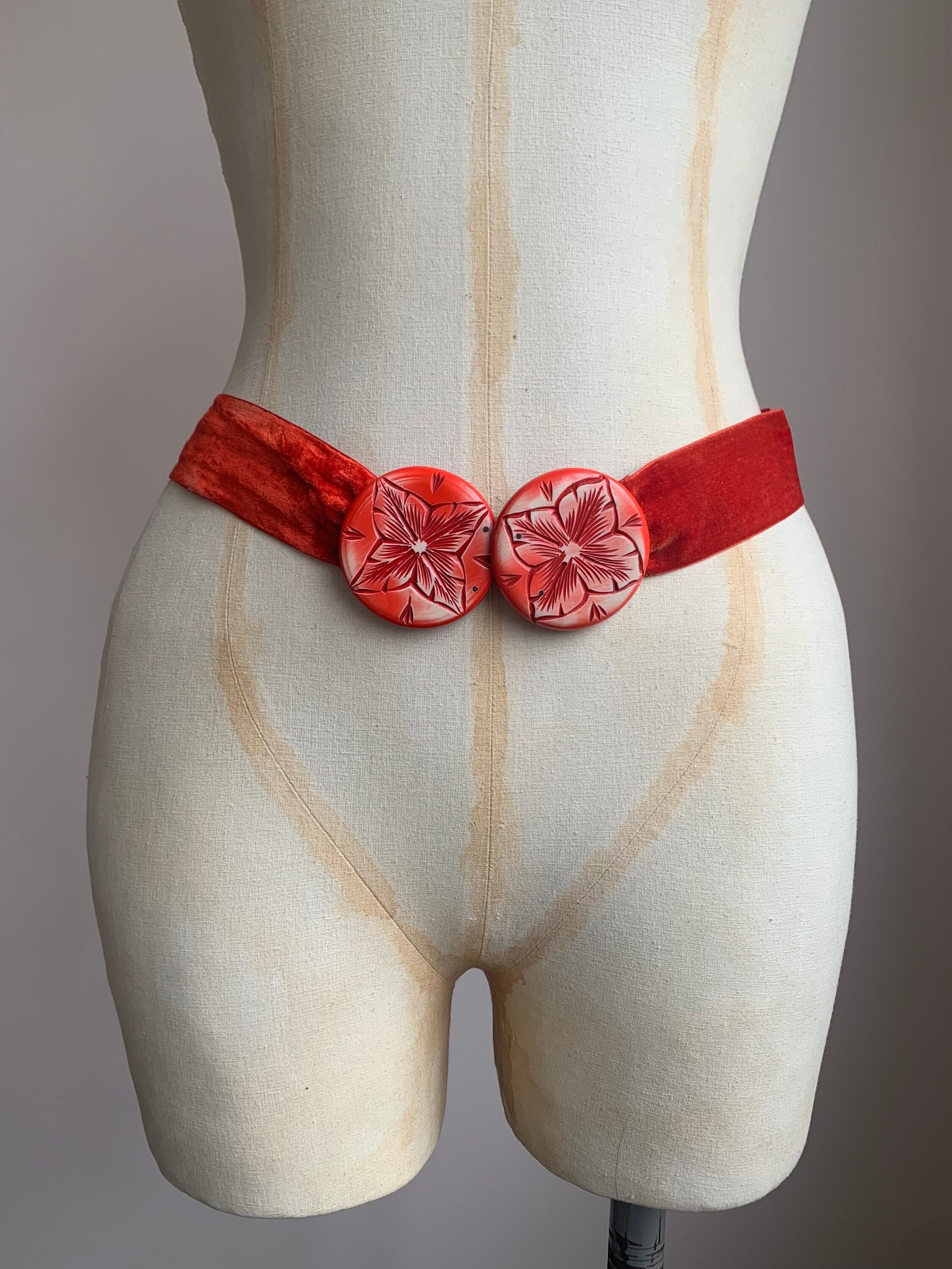 1930s Red Plastic Buckle Belt | Carved Flowers Shimmery  display picture 2