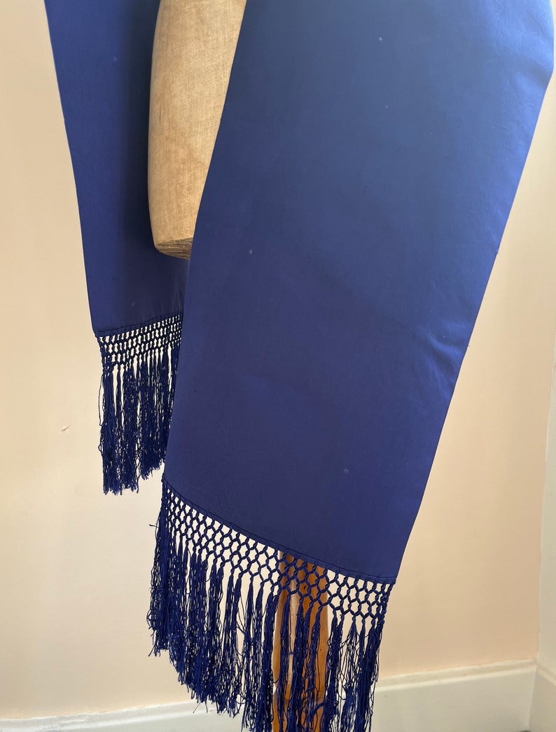 Écharpe en soie du début du XXe siècle Franges nouées en soie bleu indigo Étole pour déguisement d'époque Présentoir textile image 3