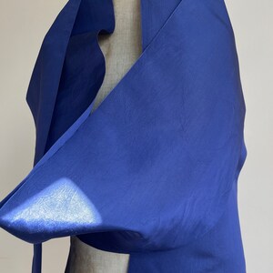 Écharpe en soie du début du XXe siècle Franges nouées en soie bleu indigo Étole pour déguisement d'époque Présentoir textile image 9