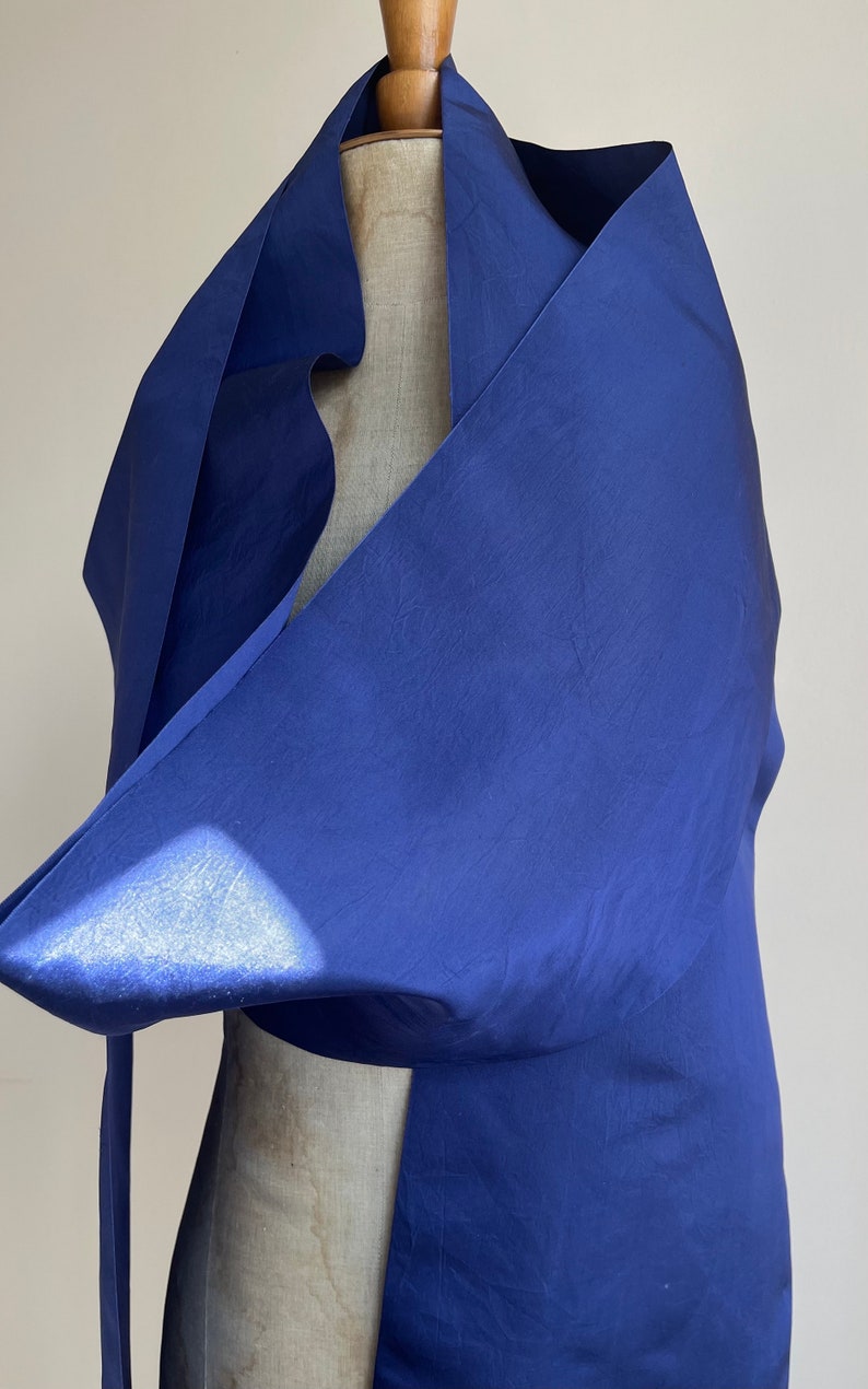 Écharpe en soie du début du XXe siècle Franges nouées en soie bleu indigo Étole pour déguisement d'époque Présentoir textile image 9