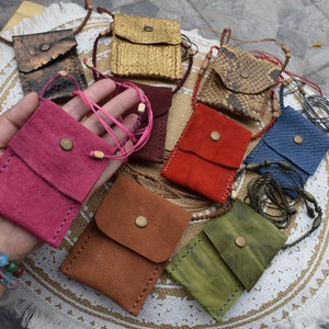 Collana con marsupio per medicine in stile nativo, marsupio in pelle per amuleti, borsellino per monete/amuleti, borsa con cristalli spirituali, marsupio rustico in macramè in vari colori