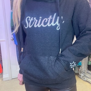 Superzachte, supercoole, handgedrukte hoodie met col - strikt