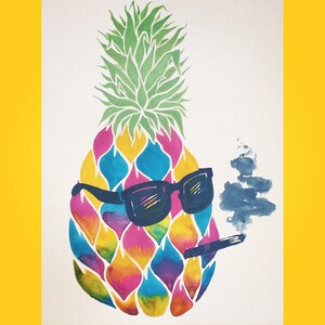 Puede incluir: Una colorida pintura de acuarela de una piña con gafas de sol y fumando. La piña está pintada con vibrantes tonos de azul, amarillo, rosa y verde. Las gafas de sol son negras y sale humo de la boca de la piña.