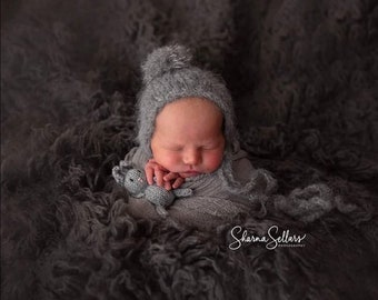 Newborn bonnet with a Pompom,newborn photography props, newborn photo props, newborn bonnets, newborn fluffy bonnets, pompom bonnet