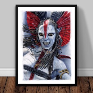 Pode incluir: Retrato emoldurado de um humanoide de pele azul com olhos amarelos, um cocar vermelho e preto e joias intrincadas. A obra de arte apresenta sombreamento detalhado e uma expressão ameaçadora, em um fundo azul e branco suave.