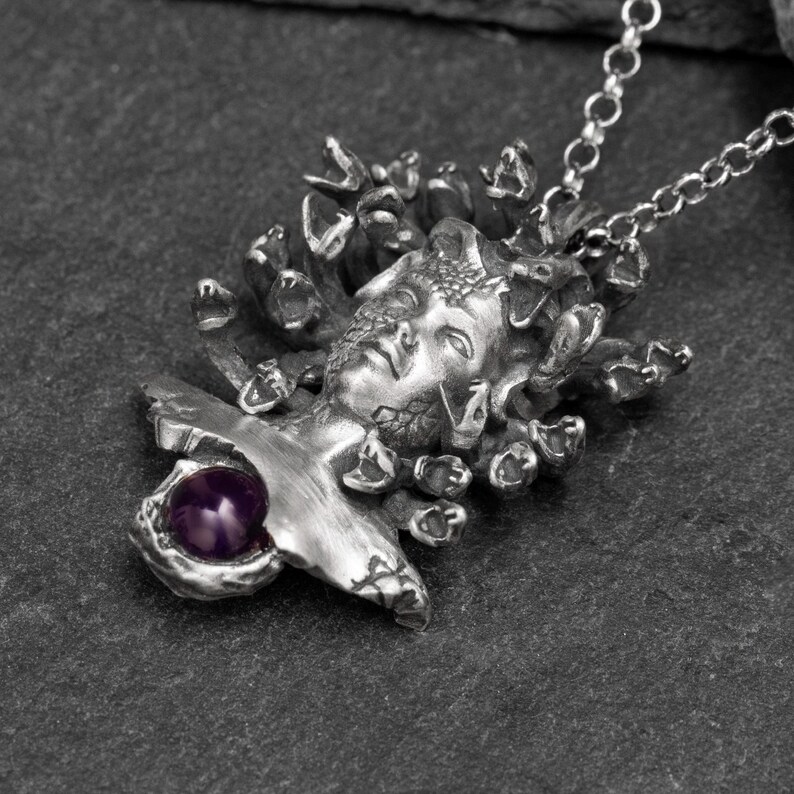 Halsband med Medusa-hänge i oxiderat sterlingsilver: Ormberlock, Halloween-present bild 4