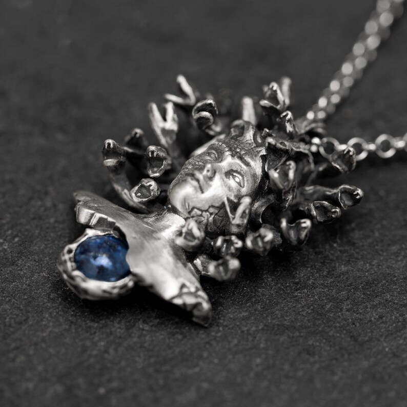 Halsband med Medusa-hänge i oxiderat sterlingsilver: Ormberlock, Halloween-present Månsten
