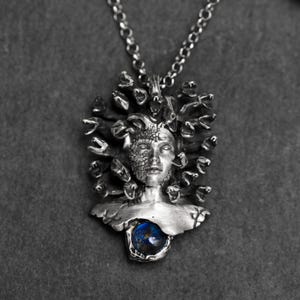 Halsband med Medusa-hänge i oxiderat sterlingsilver: Ormberlock, Halloween-present bild 7