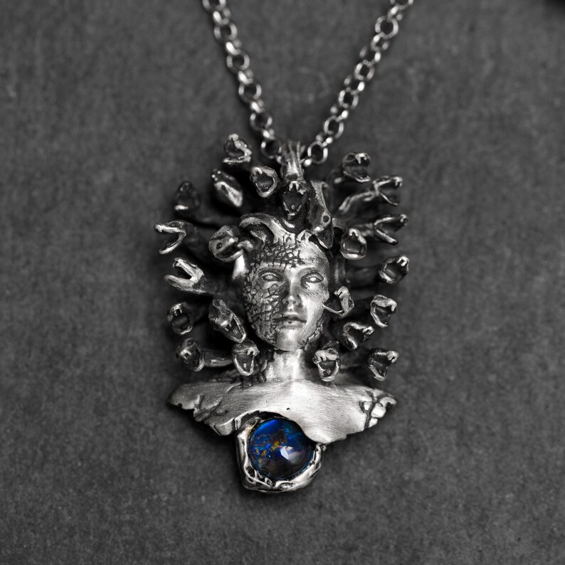 Halsband med Medusa-hänge i oxiderat sterlingsilver: Ormberlock, Halloween-present bild 7