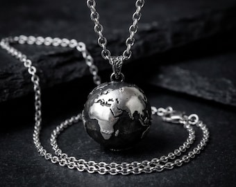 Collar con mapa del mundo de plata de ley oxidada: colgante de globo terráqueo, joyería de viaje.