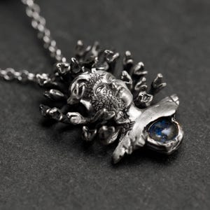 Halsband med Medusa-hänge i oxiderat sterlingsilver: Ormberlock, Halloween-present bild 8