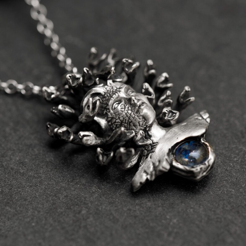 Halsband med Medusa-hänge i oxiderat sterlingsilver: Ormberlock, Halloween-present bild 8