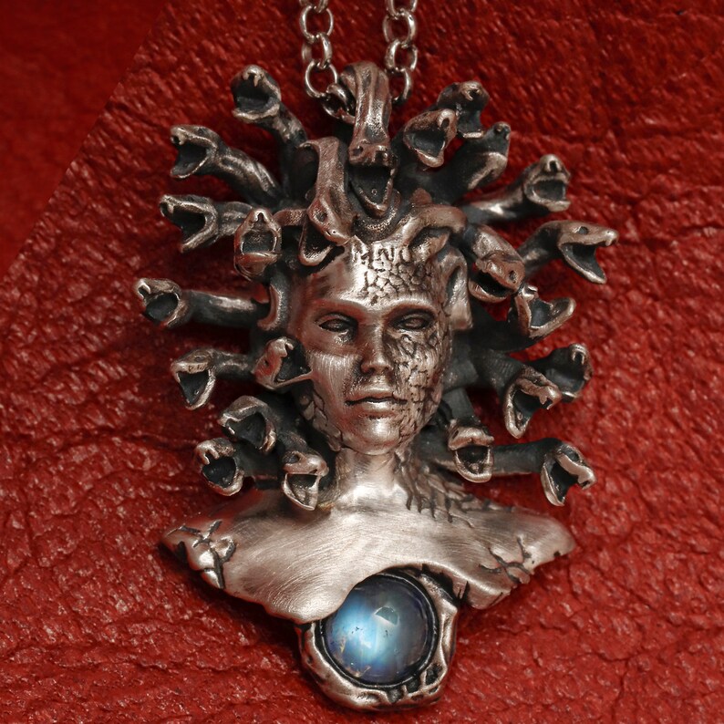 Halsband med Medusa-hänge i oxiderat sterlingsilver: Ormberlock, Halloween-present bild 3