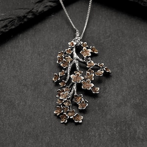 桜の花ネックレス - スターリングシルバーの桜のペンダント - ハンドメイドの花の枝のジュエリー、自然にインスパイアされた彼女へのギフト