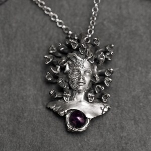 Halsband med Medusa-hänge i oxiderat sterlingsilver: Ormberlock, Halloween-present bild 2