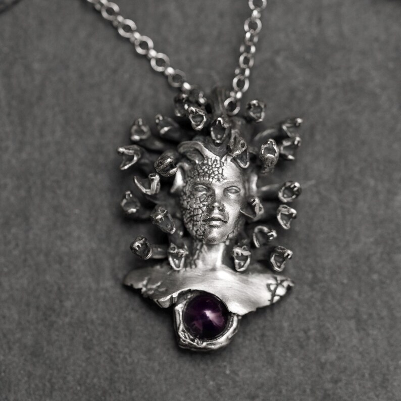Halsband med Medusa-hänge i oxiderat sterlingsilver: Ormberlock, Halloween-present bild 2