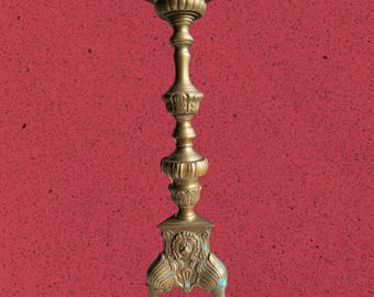 Candelabro antiguo de latón de 50 cm de altura con soporte para candelabro de altar / cabeza de león con patas de garra de principios del siglo XX, pátina vintage.