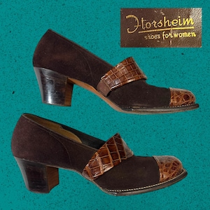Peut inclure: Une paire de chaussures pour femmes en daim et cuir marron, avec un talon bloc. Les chaussures ont une bride et un bout en cuir texturé crocodile. Le texte "Florsheim shoes for women" est visible.