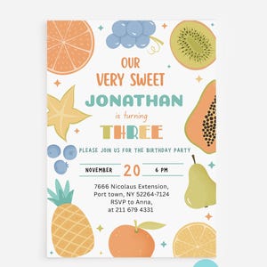 Könnte beinhalten: Eine Geburtstagseinladung mit Obst-Thema. Die Einladung zeigt Illustrationen verschiedener Früchte, darunter Orangen, Trauben, Kiwi und Papaya. Der Text lautet "Our Very Sweet Jonathan is turning Three".
