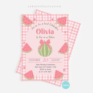 Peut inclure: Une invitation rose et blanche à carreaux vichy avec des tranches de pastèque et une illustration centrale de pastèque. Le texte se lit comme suit : "Join us for a Sweet Celebration, Olivia Is One in a Melon." Comprend la date, l'heure et les informations RSVP.