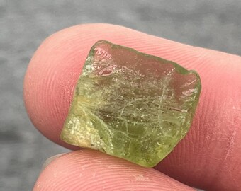 最高品質の端が尖った緑豊かなペリドットの結晶標本、宝石のよう
