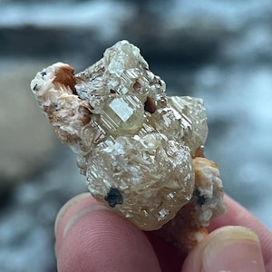 Cerussit mit Baryt aus Marokko | Roher Cerussitstein, natürlicher Cerussit, fluoreszierendes Mineral, Cerussit-Muster, UV-reaktiver Kristall