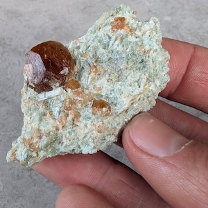 Cristais brutos de granada hessonita em matriz com vesuvianita | Aglomerado de granada grossular | Espécime raro de cristal das montanhas Zagi, Paquistão