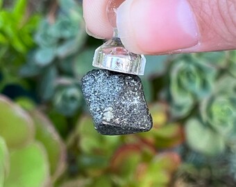 希少な磁性緑簾石結晶：磁鉄鉱を含む擬八面体の原石 - Etsy 日本