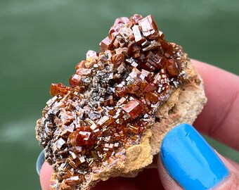 モロッコ、ミブラデン産の天然バナジン石結晶クラスター｜赤色の宝石質