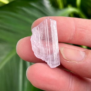 Ruw roze kunzietkristal | Spodumeen var kunziet specimen | Kunziet-edelsteen, beëindigde kunziet, kunzite-steen, natuurlijke V-vorm kunzite