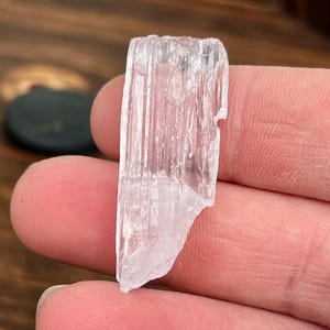 Ruw water helder kunzietkristal | Spodumeen var kunziet specimen | Kunziet-edelsteen, beëindigde kunziet, kunzite-steen, natuurlijke kunziet