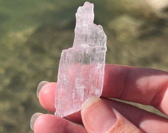 Rå rosa kunzitkristall från Paprok, Afghanistan | Naturlig kunzit ädelstensprov | Grov spodumenkristall | Läkande kristall