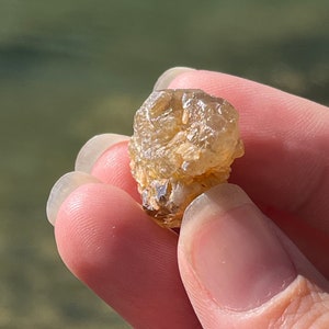 Seltener Cerussit-Kristall aus Touissit, Marokko | Roh Cerussit Stein | Einzigartiges fluoreszierendes Mineral | Kraftvoller Heilstein