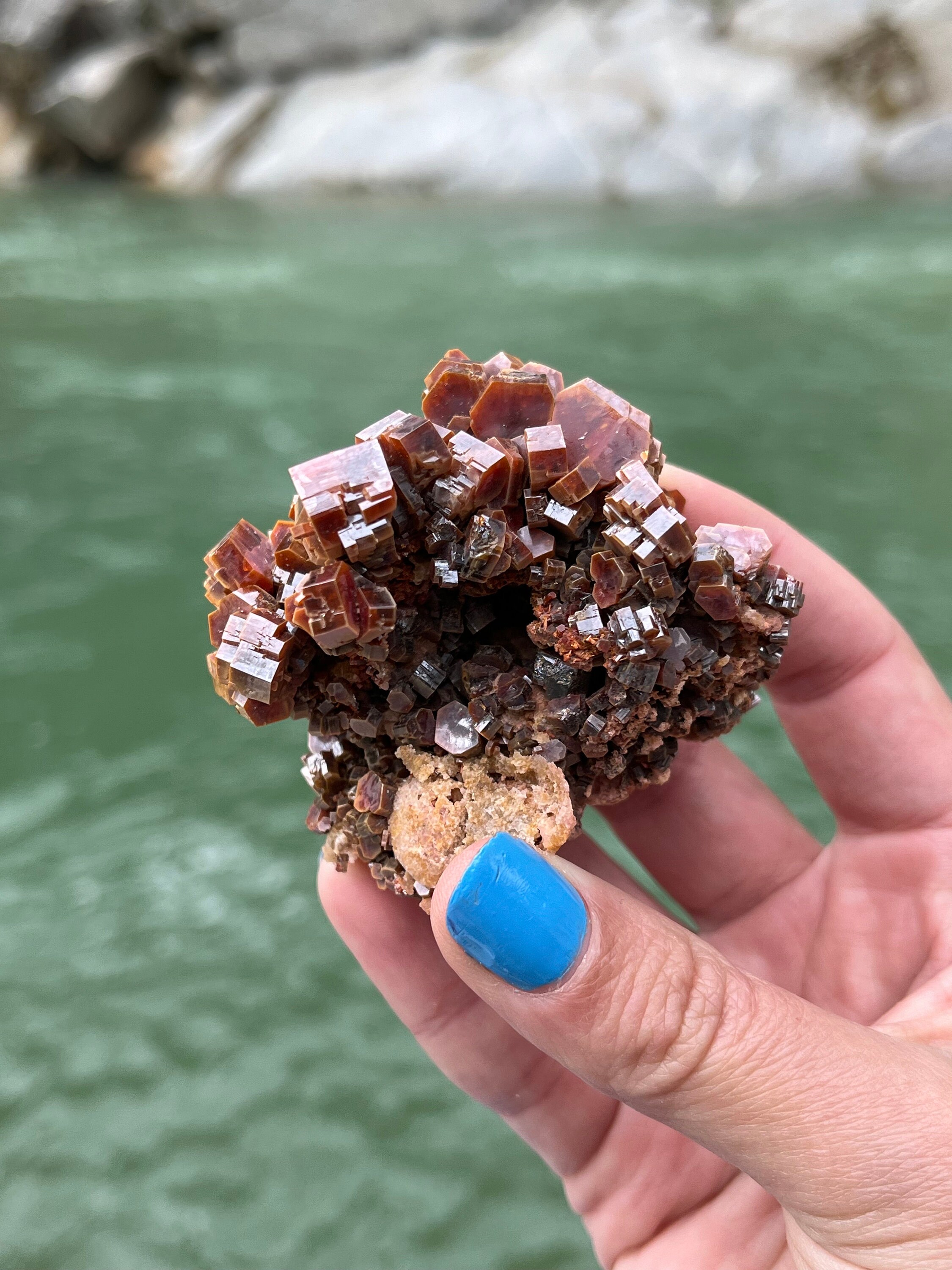 モロッコ、ミブラデン産の天然バナジン石結晶クラスター｜赤色の宝石質