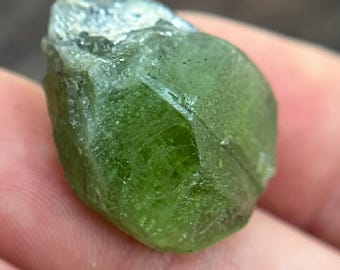 天然グリーンペリドット標本。 最高品質の端が尖った緑豊かなペリドットの結晶標本、宝石のよう