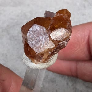 Cristal bruto de granada hessonita | Granada grossular bruta | Montanhas Zagi, Paquistão | Espécime natural de granada vermelho-alaranjada