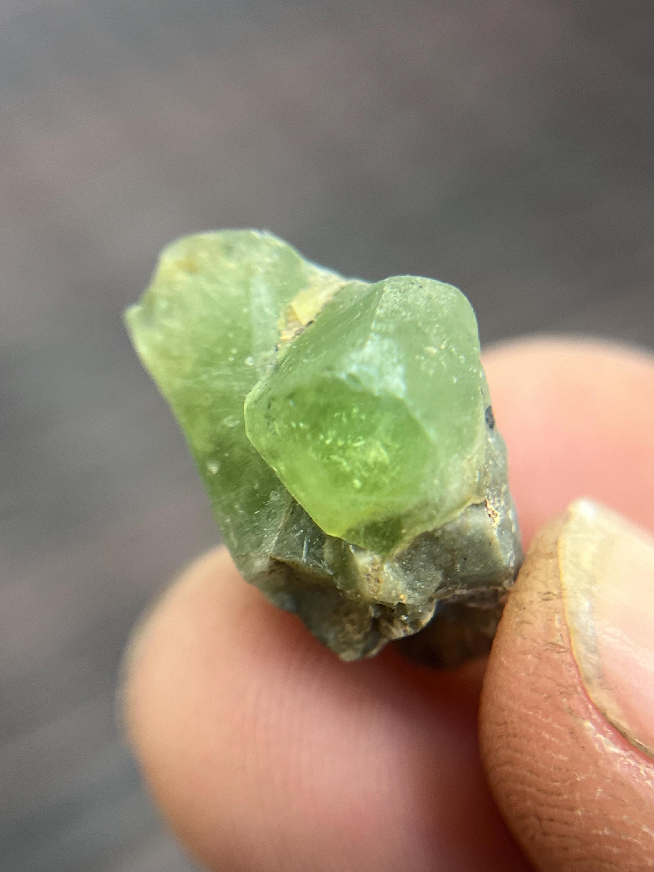 原石ペリドット結晶クラスター | グリーンペリドット標本、天然