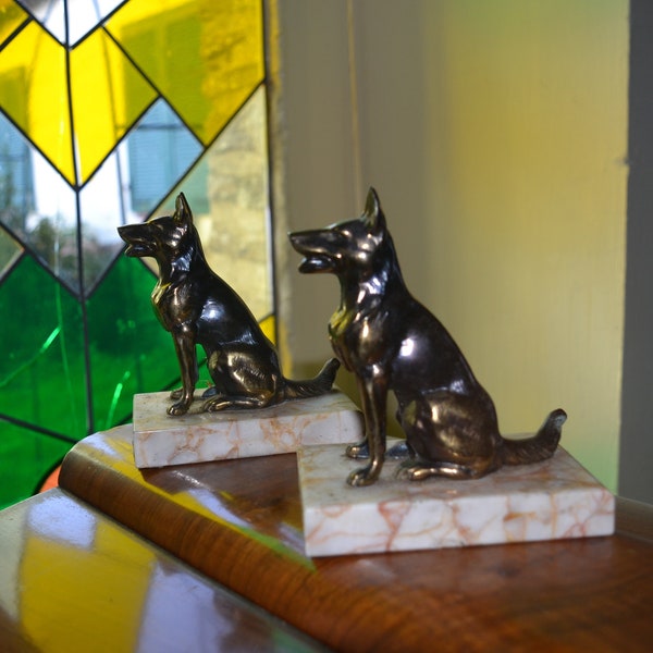 Statue di cane Spelter Art Deco francesi su fermalibri di base di marmo