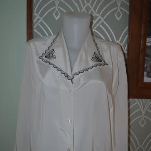 White vintage women&#39;s blouse
