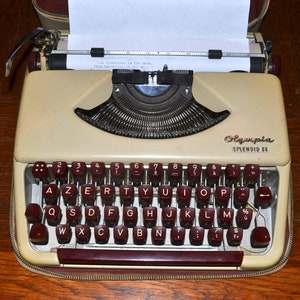Vintage 1963 Olympia Splendid 33 typewriter, working