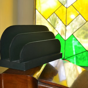 Escritorio de diseño francés Deco de la década de 1950, estante ordenado para cartas, apariencia de cuero verde falso