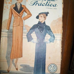 Op de afbeelding: Een vintage tijdschriftcover met twee vrouwen in stijlvolle kleding uit de jaren 1930. Het tijdschrift heet "Moda Práctica" met de datum "5 Octubre 1934".