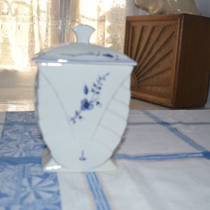 French musee conde Chantilly Porceliane candy jar-unique!