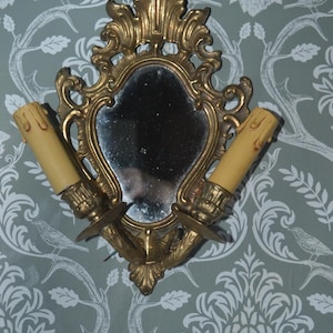 Applique da parete originale francese degli anni '30, decorata in oro con specchio, dal raffinato design rinascimentale.