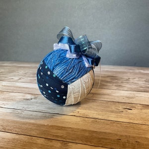 Ornement en tissu matelassé bleu