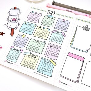 Pode incluir: Um conjunto de 12 adesivos de calend&aacute;rio mensal coloridos para 2025. Cada adesivo apresenta uma cor pastel diferente e um design bonito desenhado &agrave; m&atilde;o. Os adesivos s&atilde;o perfeitos para planejar e organizar o seu ano.