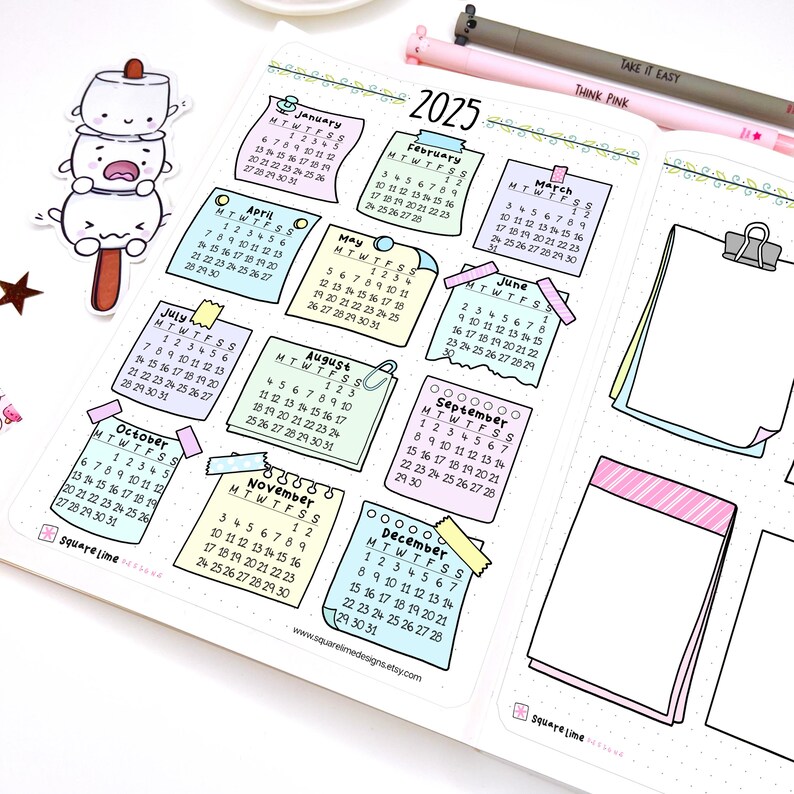 Pode incluir: Um conjunto de 12 adesivos de calend&aacute;rio mensal coloridos para 2025. Cada adesivo apresenta uma cor pastel diferente e um design bonito desenhado &agrave; m&atilde;o. Os adesivos s&atilde;o perfeitos para planejar e organizar o seu ano.