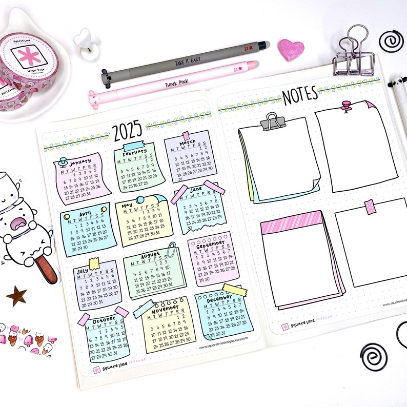 Pode incluir: Um calend&aacute;rio imprim&iacute;vel para 2025 com p&aacute;ginas mensais em cores pastel. Cada m&ecirc;s est&aacute; em uma p&aacute;gina separada com um design de nota adesiva. O calend&aacute;rio &eacute; decorado com pequenas ilustra&ccedil;&otilde;es de cones de sorvete e estrelas. A palavra "NOTES" est&aacute; escrita na parte superior da p&aacute;gina com uma borda decorativa.