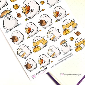 Pu&ograve; includere: Un foglio di carta adesiva bianca con un motivo ripetitivo di simpatici personaggi dei cartoni animati. I personaggi sono bianchi e hanno diversi accessori a tema autunnale, come foglie, ghiande, zucche, sciarpe e tazze da caff&egrave;. Il testo "Square Lime Designs" &egrave; stampato nell'angolo in basso a sinistra del foglio.